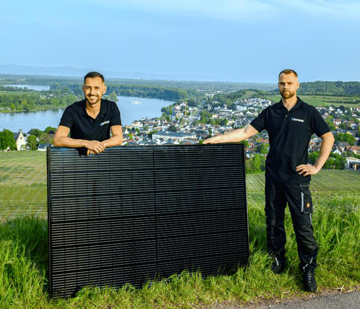 Die Gruender der Firma Entark mit einem Solarmodul in den Weinbergen bei Nierstein